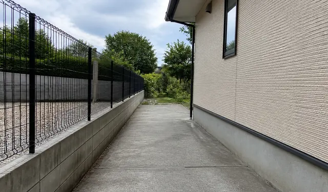 室外機を置く前の屋外スペースと周囲の広さと外壁と足場のイメージ